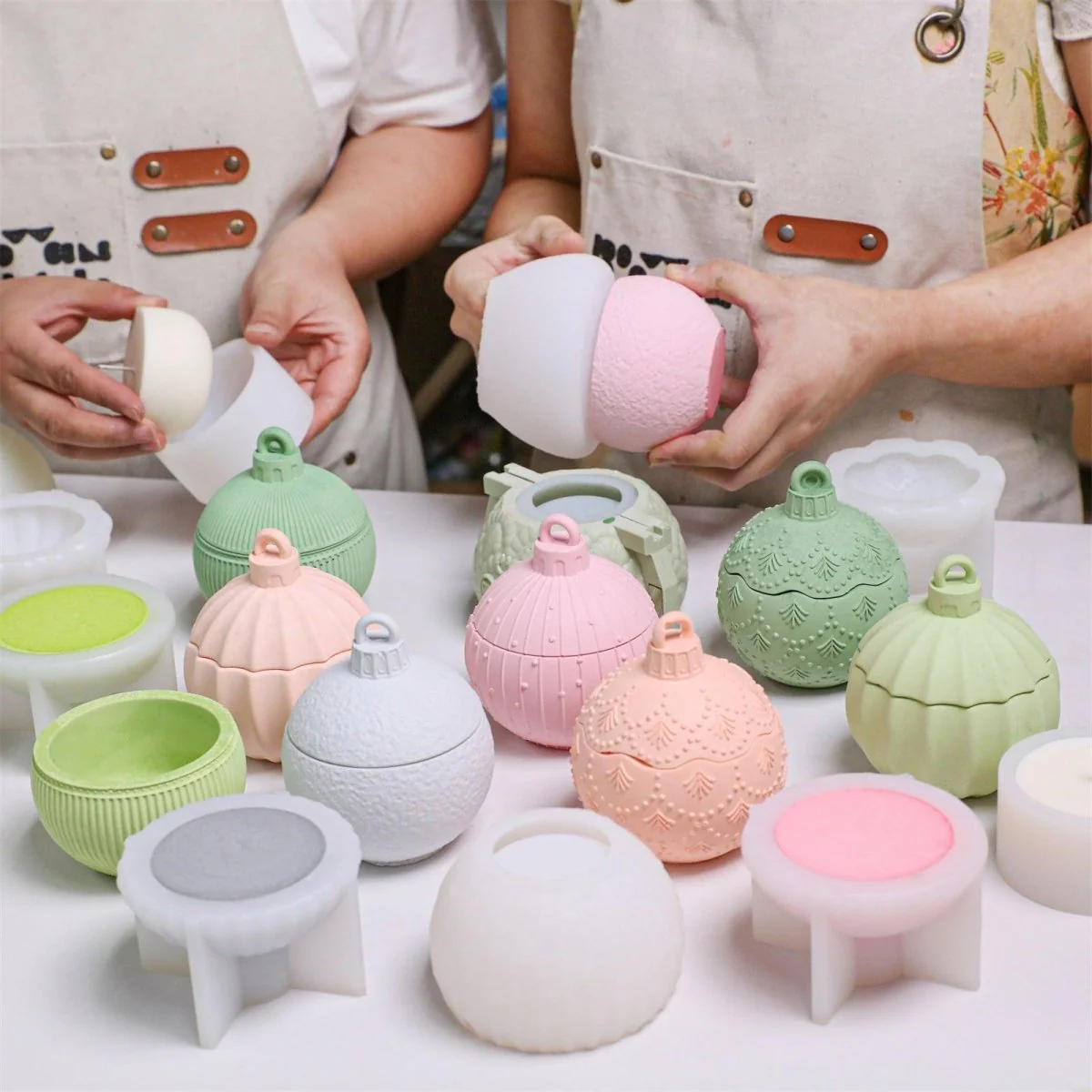 4oz Christmas Twinkle Bauble Candle Jar & Refill Silicone Mold Collection - Image 4
